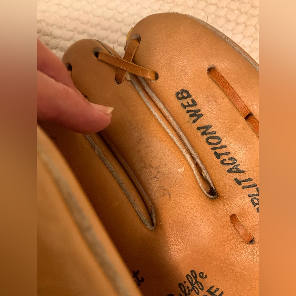 SPALDING BASEBALL GLOVE - Picture 6 of 8